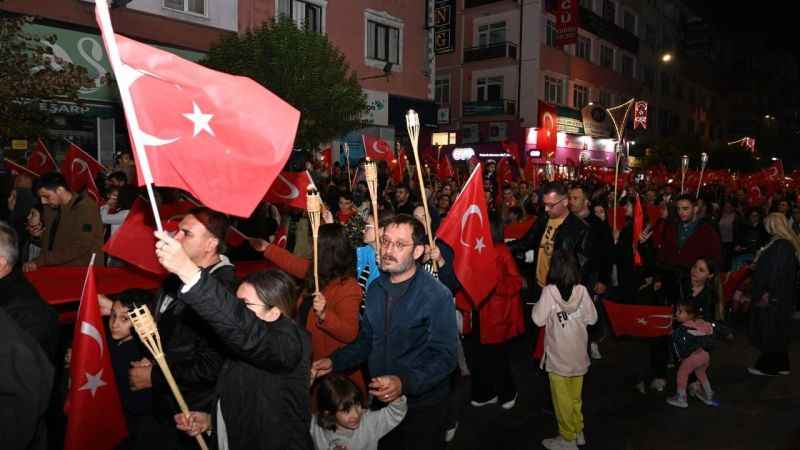 100. Yılda binlerce kişinin fener alayı coşkusu