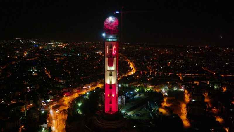 Cumhuriyet Kulesi'ne 100. yıla özel ışıklandırma
