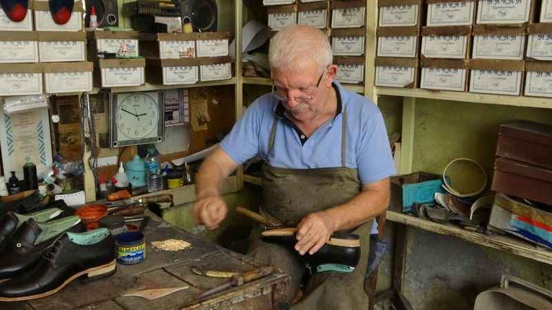 Tahta çivilerle yarım asırdır ayakkabı üretiyor