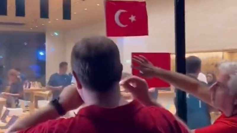 Apple mağazası Türk bayrağı asmayınca vatandaşlar astı