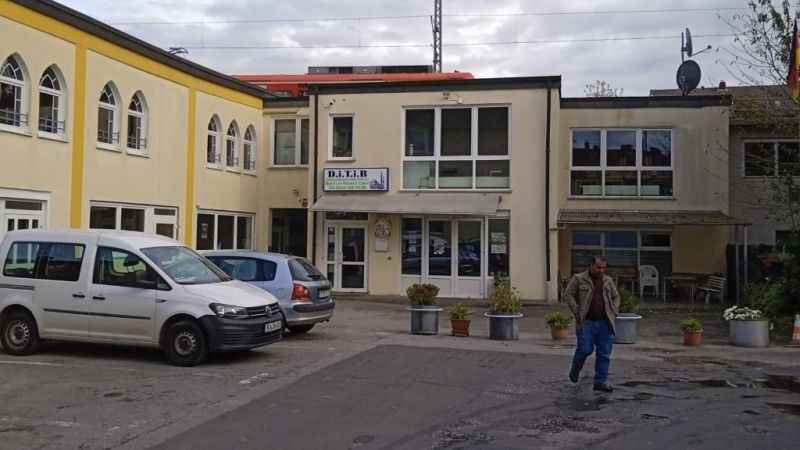 Almanya’da üç camiye çirkin saldırı