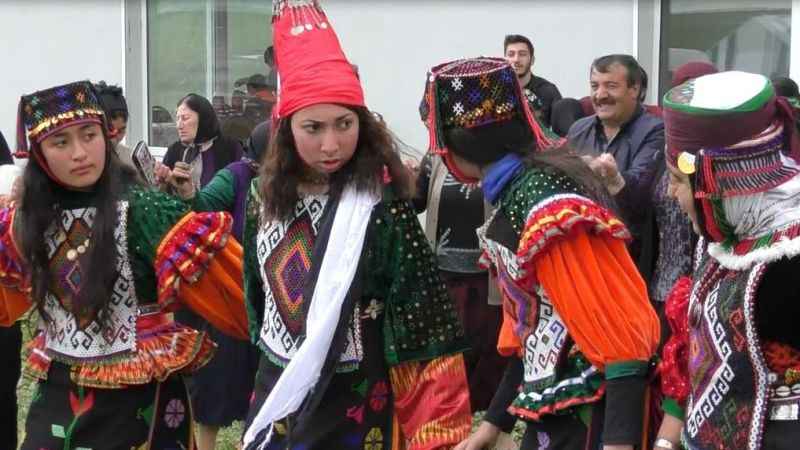 Otantik Türkmen kıyafetleri ile düğünler renkleniyor