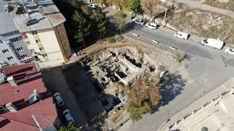 Aziz Vlas'ın anıt mezarı inşa ediliyor