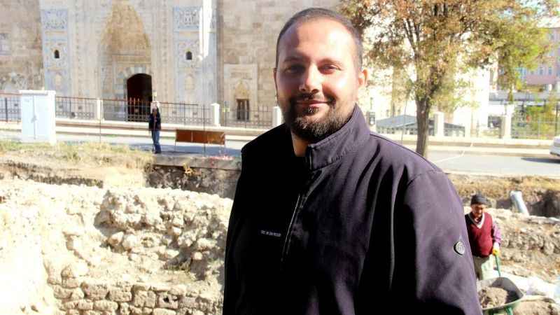 Aziz Vlas'ın anıt mezarı inşa ediliyor