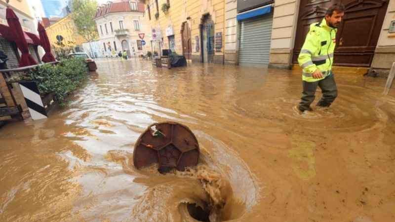 Milano'da sokaklar göle döndü, metro istasyonu sular altında kaldı