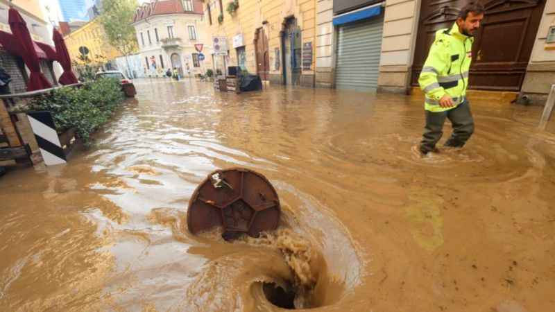 Milano'da sokaklar göle döndü, metro istasyonu sular altında kaldı