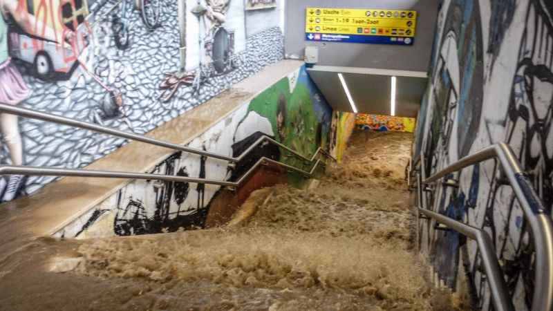 Milano'da sokaklar göle döndü, metro istasyonu sular altında kaldı