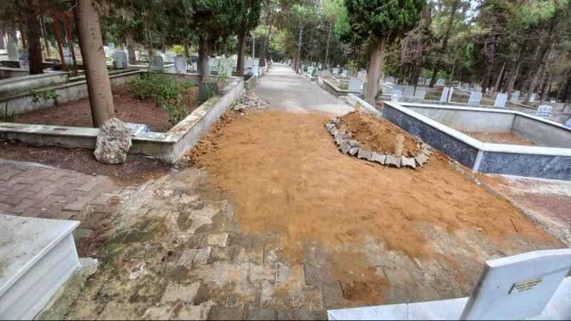 Sinop'ta eski belediye çalışanını yola defnettiler