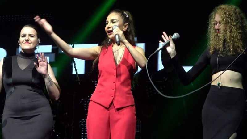 Sanatçı Betül Demir konserinde Filistin mesajı