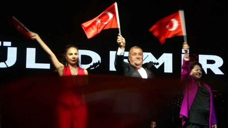 Sanatçı Betül Demir konserinde Filistin mesajı