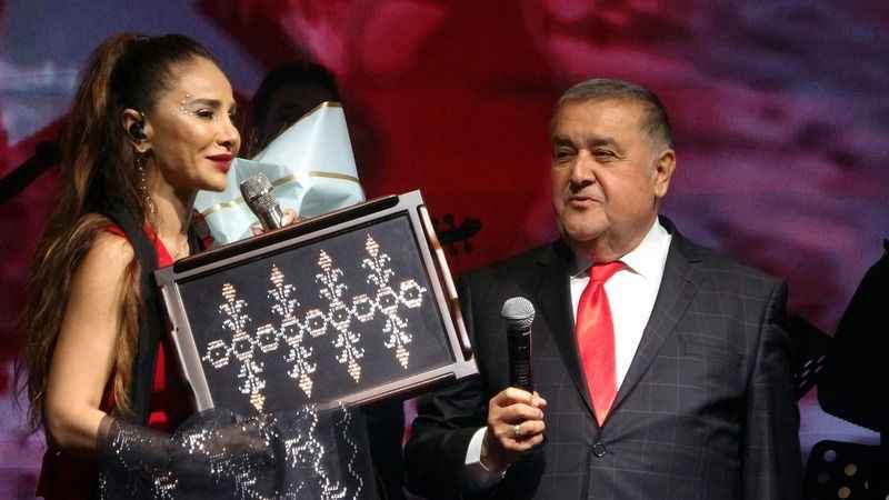 Sanatçı Betül Demir konserinde Filistin mesajı