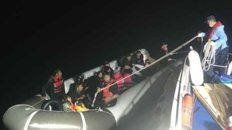 Yunan unsurlarınca ölüme terk edilen 77 kaçak göçmen kurtarıldı