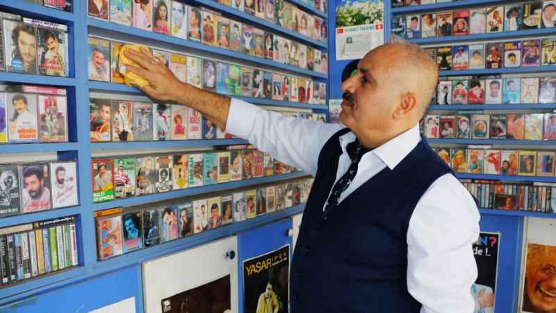 55 yılda 40 bin albüm biriktiren kasetçi, nostaljiyi yaşatıyor