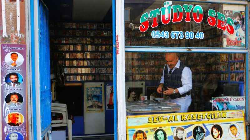 55 yılda 40 bin albüm biriktiren kasetçi, nostaljiyi yaşatıyor