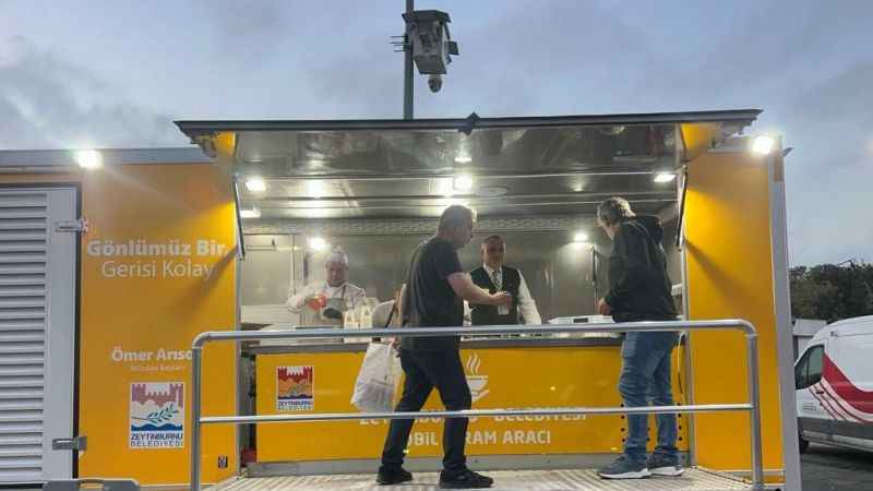 Zeytinburnu’nda güne sıcak çorba ikramı ile başlıyorlar