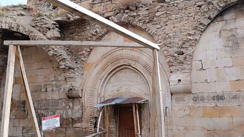 Tarihi Ermeni manastırı yıkılma tehlikesiyle yüz yüze