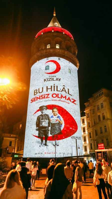 Tarihi yerler Kızılay kırmızısına büründü