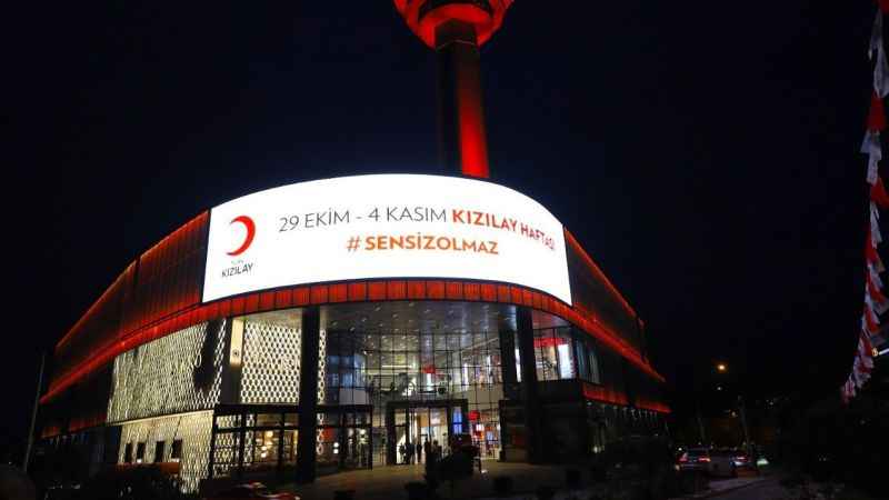 Tarihi yerler Kızılay kırmızısına büründü