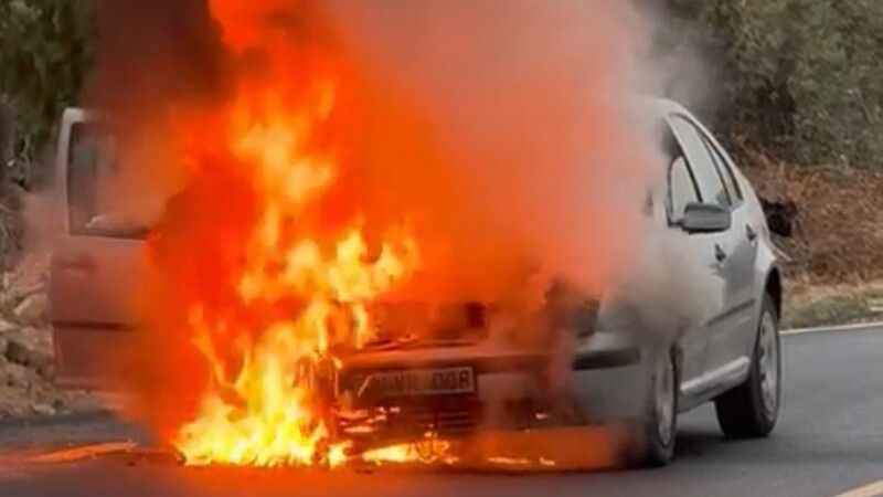 Mersin'de seyir halindeki otomobil alev alev yandı