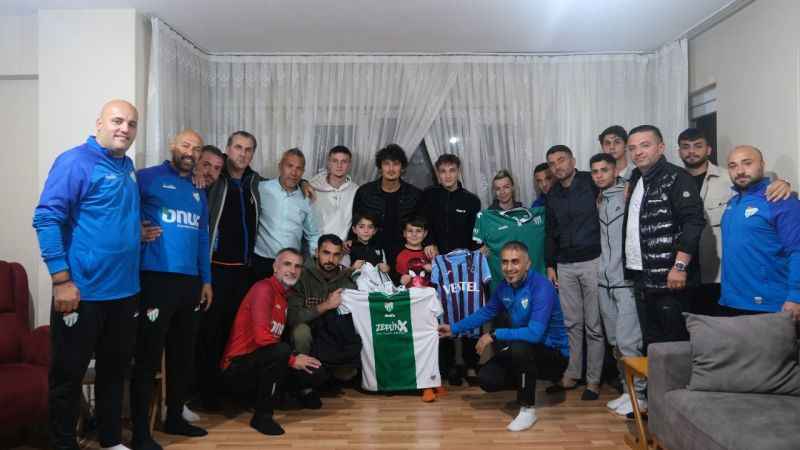 Bursaspor Kulübü, yüzüne biber gazı sıkılan çocuğu evinde ziyaret etti