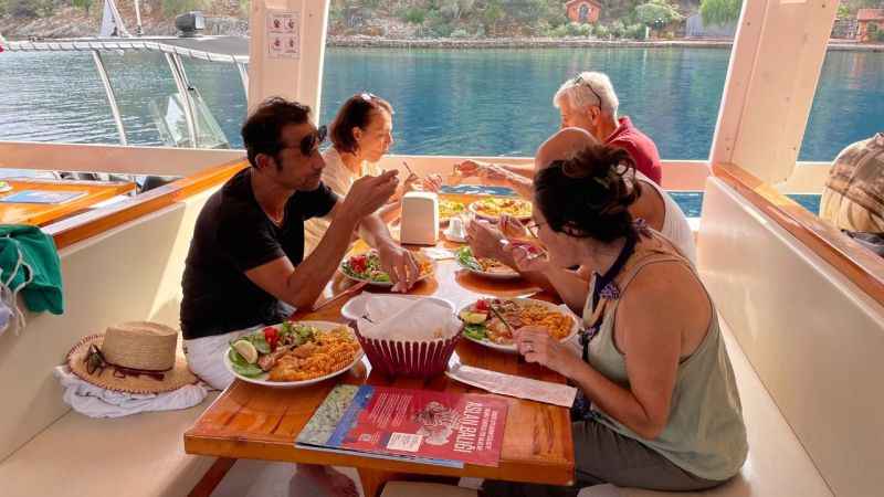 Denizleri istila eden balıkların tadına baktılar