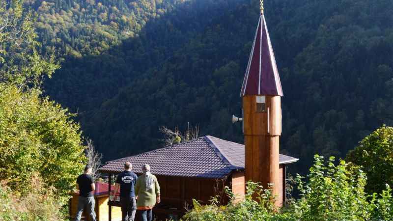 172 yıllık cami rengarenk motifleriyle yıllara direniyor