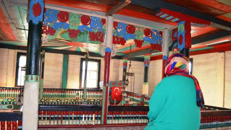 172 yıllık cami rengarenk motifleriyle yıllara direniyor