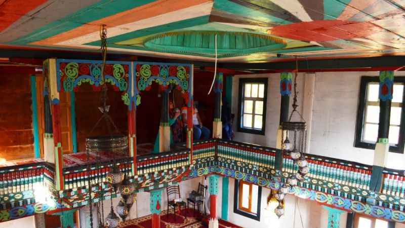 172 yıllık cami rengarenk motifleriyle yıllara direniyor