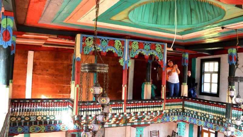 172 yıllık cami rengarenk motifleriyle yıllara direniyor