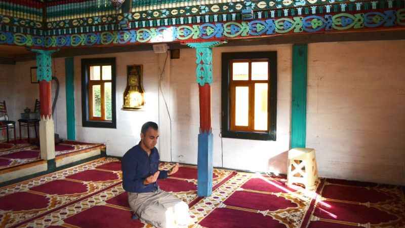 172 yıllık cami rengarenk motifleriyle yıllara direniyor