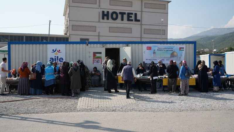 Kendi dertlerini unutup Filistin'e destek için çalışıyorlar