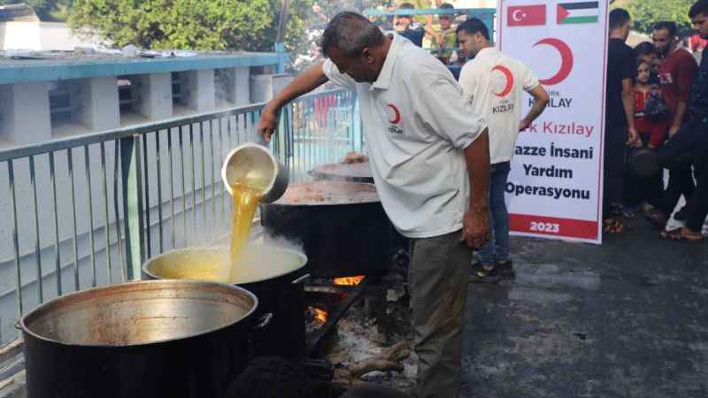Gazın bittiği Gazze’de Türk Kızılay yemekleri odun ateşinde pişiriyor