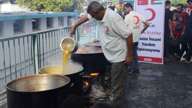Gazın bittiği Gazze’de Türk Kızılay yemekleri odun ateşinde pişiriyor