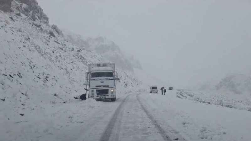 3 bin rakımlı Karabet Geçidi'nde kar yağışı trafiği olumsuz yönde etkiledi