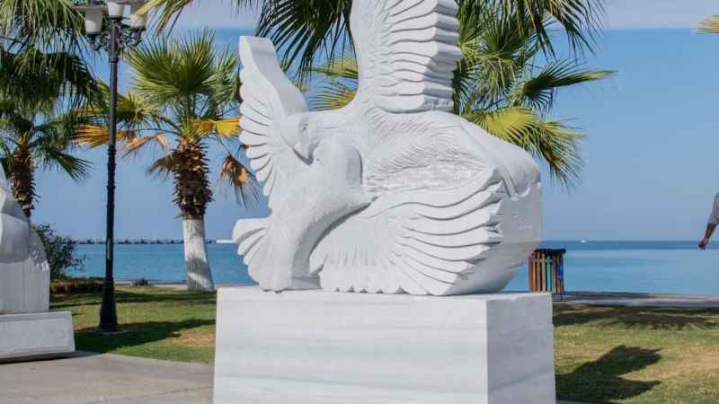 Sempozyum heykelleri Kuşadası sahilde sergileniyor