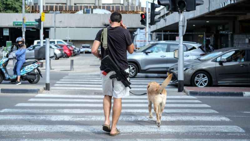 İsrail’de halk silahlanıyor