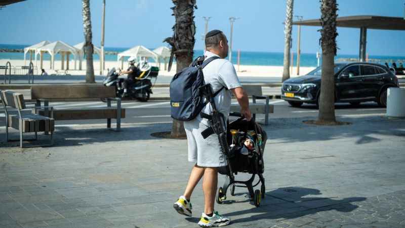 İsrail’de halk silahlanıyor