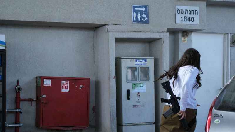 İsrail’de halk silahlanıyor