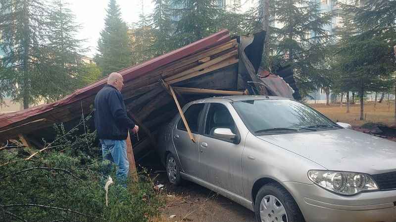 Edirne'de şiddetli fırtına, çatılar arabanın üzerine uçtu