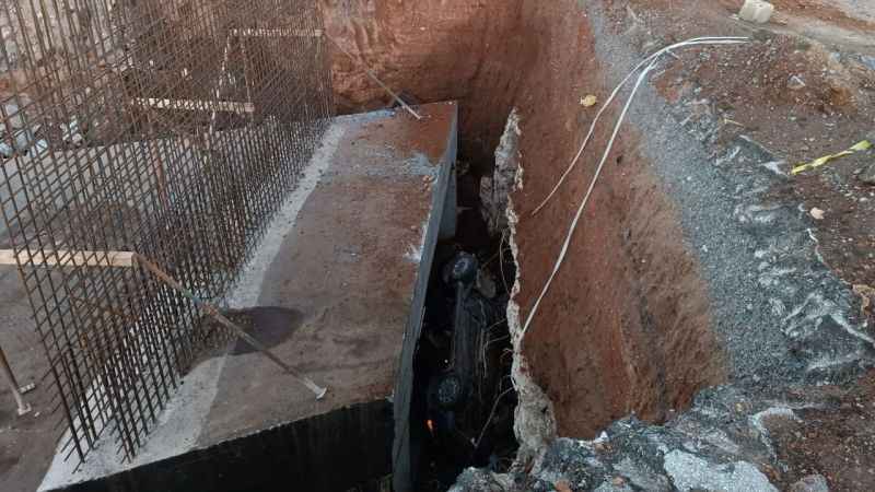 Trafiğe kapalı yola giren otomobil inşaat alanına düştü: 4 yaralı