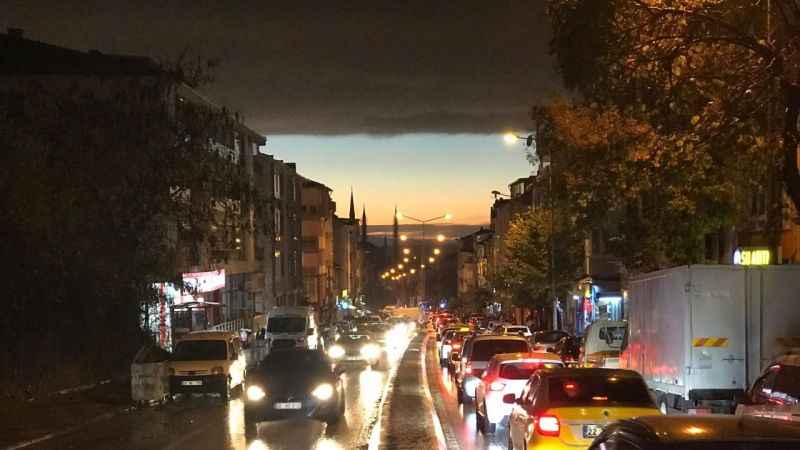 Şiddetli yağış ve fırtına hayatı felç etti