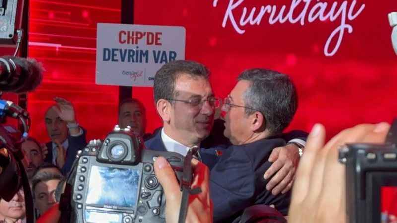 Özgür Özel: "Salondan 130 milletvekilimizle el ele omuz omuza çıkıyorum"