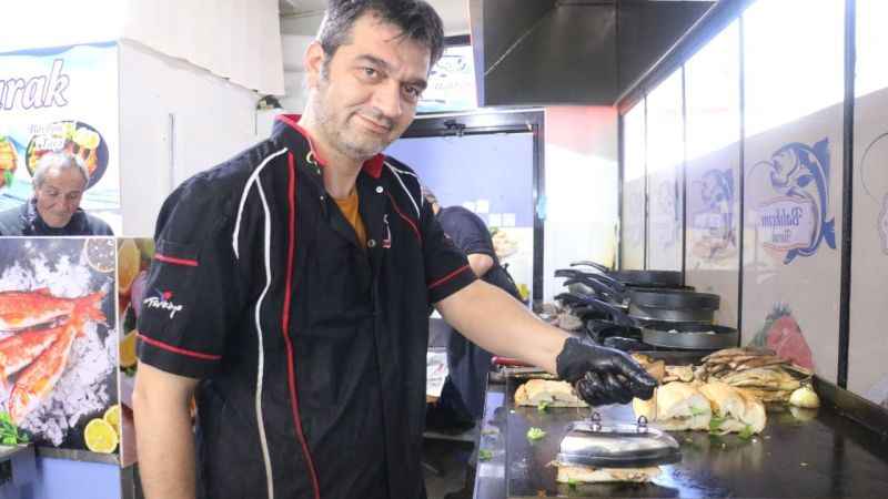 Ütü ile ekmek arası balıkları tost yapıp satıyor