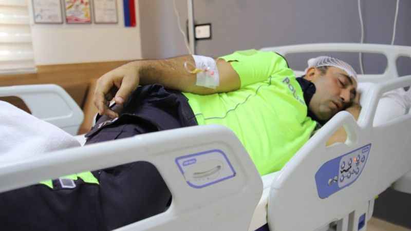 'Dur' ihtarına uymayan lüks araç trafik polisine çarpıp kaçtı