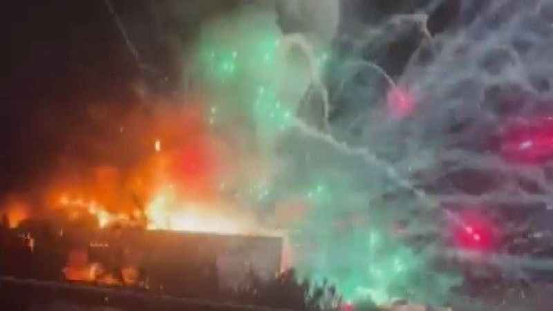 Havai fişek yüklü tır alev alınca ilginç görüntüler ortaya çıktı