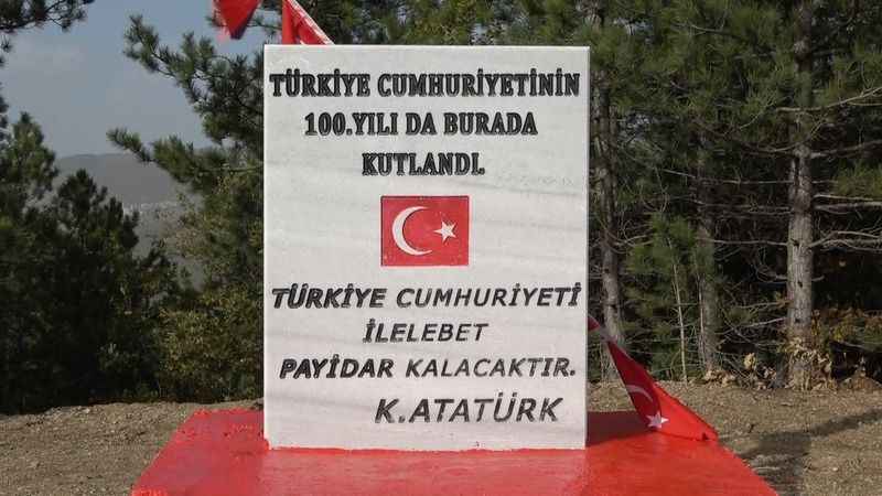 Köylüler aralarında para toplayıp devasa bir bayrak dikti