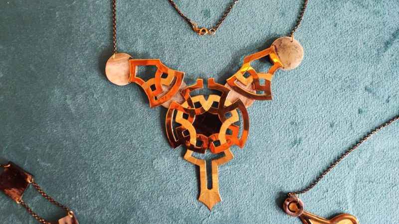 Bu takılarda Divriği Ulu Camii motifleri kullanılıyor