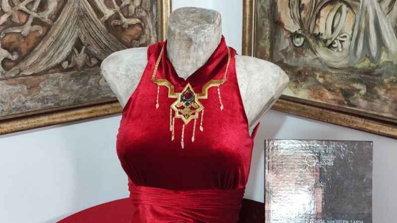 Bu takılarda Divriği Ulu Camii motifleri kullanılıyor