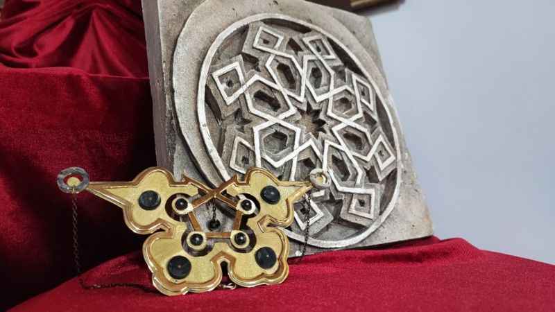 Bu takılarda Divriği Ulu Camii motifleri kullanılıyor