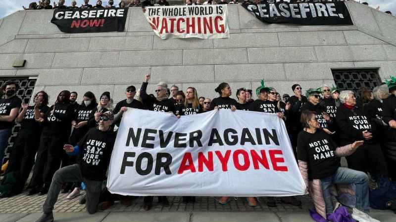 Yahudi gruptan Özgürlük Heykeli önünde Filistin’e destek eylemi